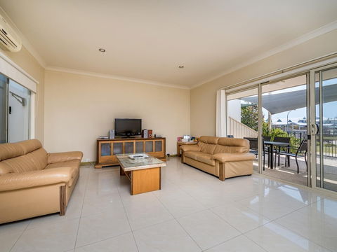 Seafront Unit 49 - Accommodation Sunshine Coast 4