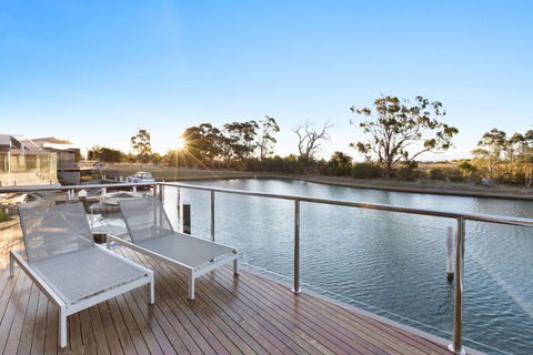Gippsland Lakehouse A Canal Frontage - Accommodation Sunshine Coast 3