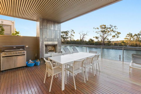 Gippsland Lakehouse A Canal Frontage - Accommodation Sunshine Coast 2
