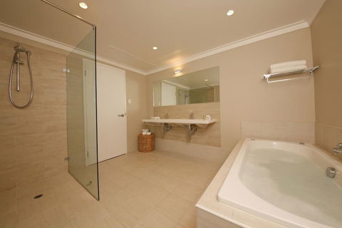 The Marina Hotel - Mindarie - Accommodation Sunshine Coast 5