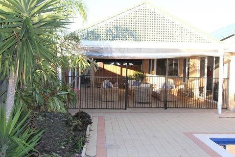 Castaway - Accommodation Sunshine Coast 0