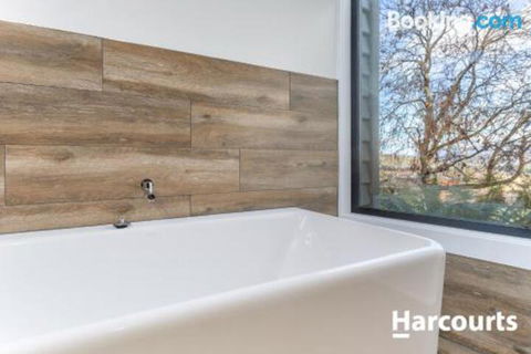 The WeareHouse In Deloraine - Accommodation Sunshine Coast 6