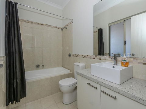 Rose Hotel Clarkson - Accommodation Sunshine Coast 3