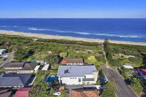 Magnificent Beach House - Accommodation Sunshine Coast 1