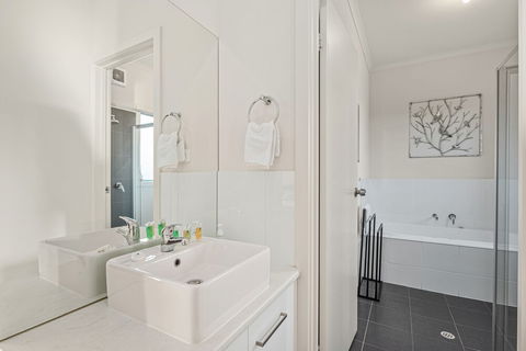 Oceans Eight - Accommodation Sunshine Coast 2