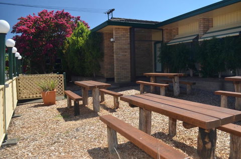 Tall Timbers Motel - Accommodation Sunshine Coast 4