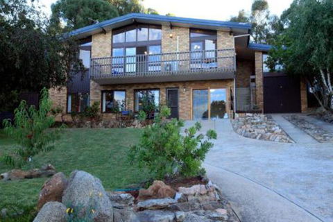 Alpine Apartment Great Location With Views Of Lake Jindabyne - Accommodation Sunshine Coast 0