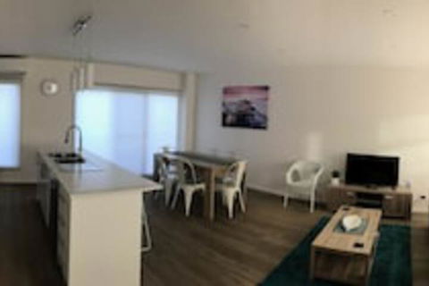Santa Monica Lodge - Accommodation Sunshine Coast 0
