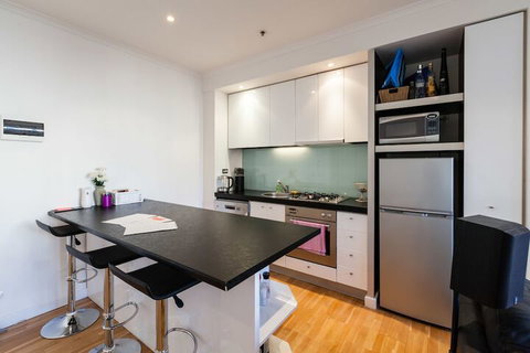CLAUDE, 2BDR Melbourne Apartment - Accommodation Sunshine Coast 3