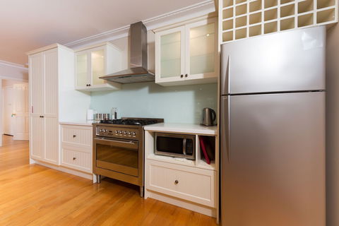 Lovely 5BR House Walk To Train And Shops - Accommodation Sunshine Coast 4