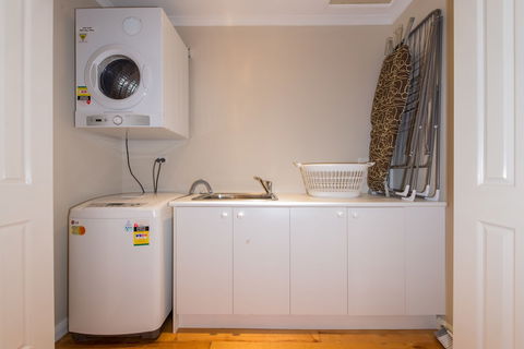 Lovely 5BR House Walk To Train And Shops - Accommodation Sunshine Coast 0