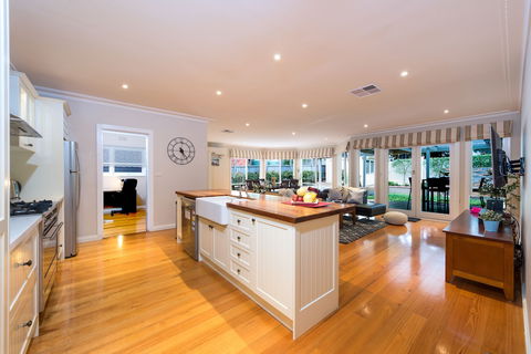 Lovely 5BR House Walk To Train And Shops - Accommodation Sunshine Coast 3