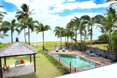Absolute BeachFront Bliss @ Newell Beach - Accommodation Sunshine Coast 3