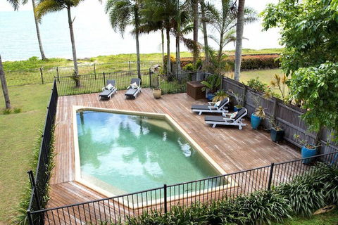 Absolute BeachFront Bliss @ Newell Beach - Accommodation Sunshine Coast 2