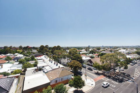 Spacious Urban Oasis In Central Location - Accommodation Sunshine Coast 2