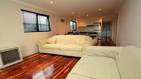 Glenaire Apartments At Meredith - Accommodation Sunshine Coast 1