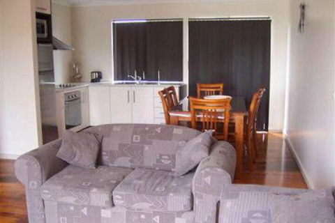 Glenaire Apartments At Meredith - Accommodation Sunshine Coast 0