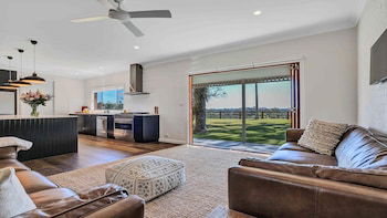 Your Luxury Escape - Paul's Farmhouse - Accommodation Sunshine Coast 1