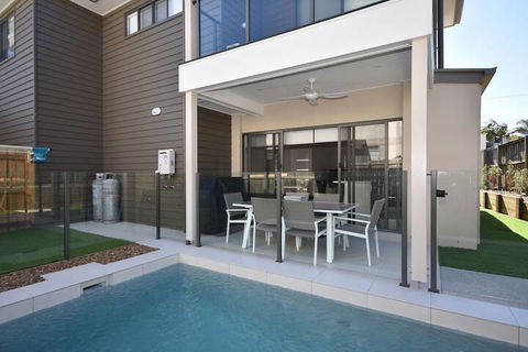 Holiday With A View Lowry Street - Accommodation Sunshine Coast 2