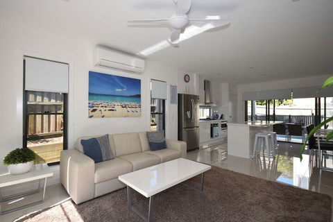 Holiday With A View Lowry Street - Accommodation Sunshine Coast 3