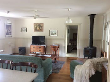 Charm On Douglas - Accommodation Sunshine Coast 0
