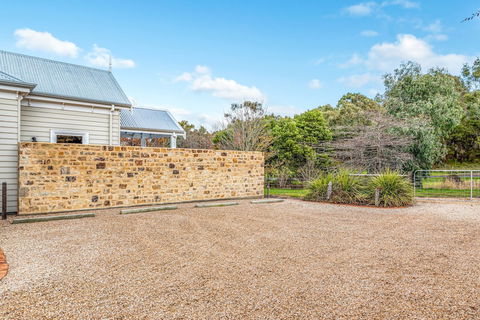 Grandview Accommodation - The Elm Tree Apartments - Accommodation Sunshine Coast 2