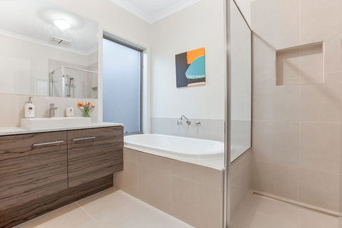Lakeside Retreat & Business - Accommodation Sunshine Coast 6