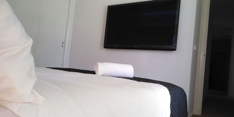 Lakeside Retreat & Business - Accommodation Sunshine Coast 5