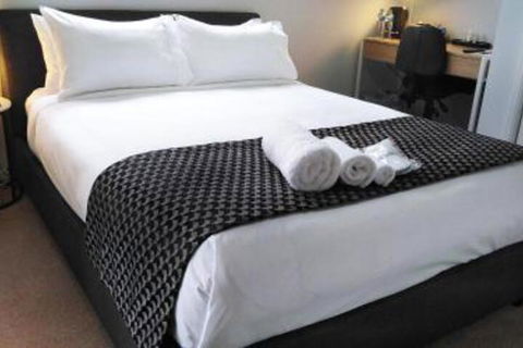 Lakeside Retreat & Business - Accommodation Sunshine Coast 0