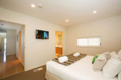 Caves Coastal Bar & Bungalows - Accommodation Sunshine Coast 3