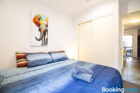 Deluxe Stays McMillan Holiday Apartments With Complimentary Parking & Netflix - Accommodation Sunshine Coast 7