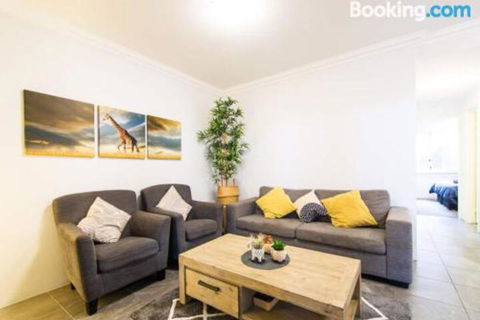 Deluxe Stays McMillan Holiday Apartments With Complimentary Parking & Netflix - Accommodation Sunshine Coast 4