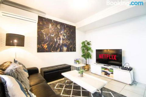 Deluxe Stays McMillan Holiday Apartments With Complimentary Parking & Netflix - Accommodation Sunshine Coast 2