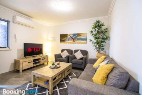 Deluxe Stays McMillan Holiday Apartments With Complimentary Parking & Netflix - Accommodation Sunshine Coast 0