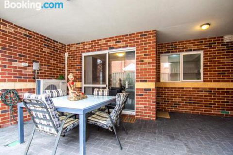 Deluxe Stays McMillan Holiday Apartments With Complimentary Parking & Netflix - Accommodation Sunshine Coast 6