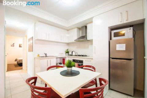 Deluxe Stays McMillan Holiday Apartments With Complimentary Parking & Netflix - Accommodation Sunshine Coast 3