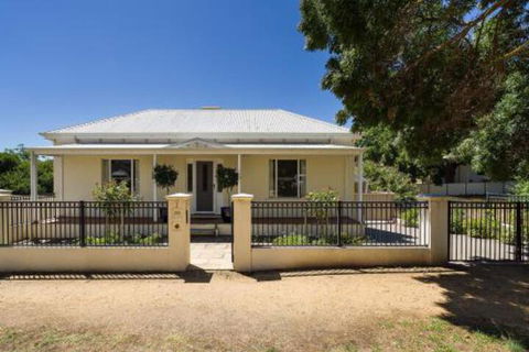 Berkeley Street Townhouse - Accommodation Sunshine Coast 0