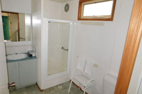 Dylene Caravan Park - 2 Br Family Cabin With Air - Accommodation Sunshine Coast 5