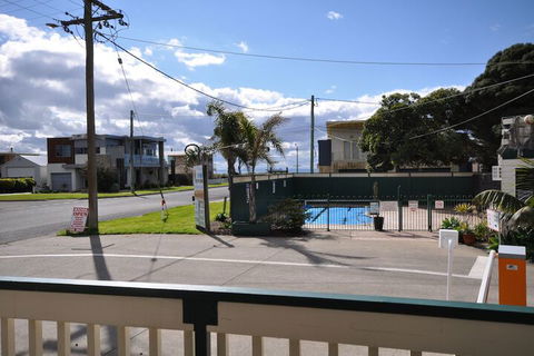 Dylene Caravan Park - 2 Br Family Cabin With Air - Accommodation Sunshine Coast 3