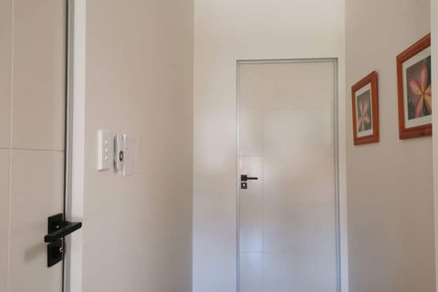 Serviced Waterfront Whole Villa - Accommodation Sunshine Coast 3