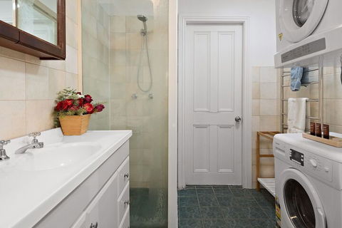 Coachhouse On The Beach - Accommodation Sunshine Coast 4