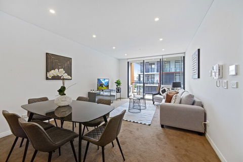 HomeHotel Waterside Luxury & New Residences - Accommodation Sunshine Coast 1