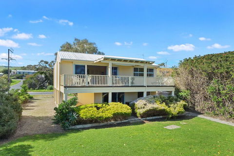 22 Broadbeach Drive - Accommodation Sunshine Coast 3