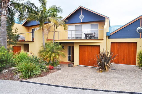 THE Sails 8 Linen Included Central Location - Accommodation Sunshine Coast 1