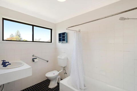 74 Ocean Parade - Accommodation Sunshine Coast 4