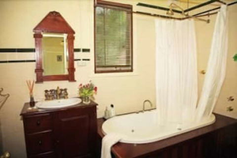Fawkes House Country Spa Retreat - Accommodation Sunshine Coast 4