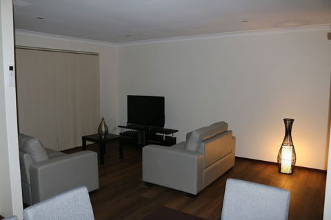 Cozy Stay At Kearsley - Accommodation Sunshine Coast 3