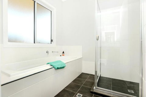 High Tide Wallaroo Beachfront Property Pet Friendly - Accommodation Sunshine Coast 2