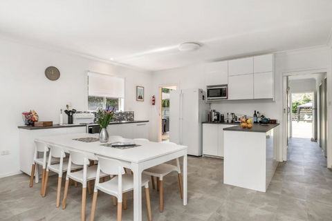 A SWEET ESCAPE Carefree Beach Home - Accommodation Sunshine Coast 6