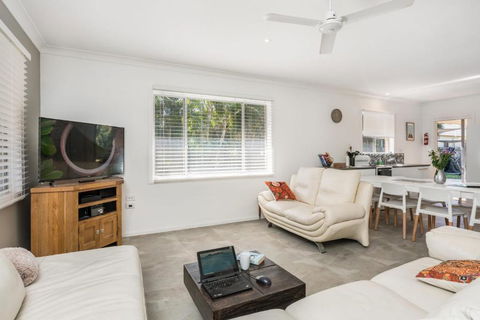 A SWEET ESCAPE Carefree Beach Home - Accommodation Sunshine Coast 5